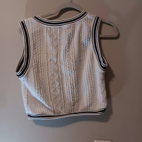 SHEIN White Cable Knit V-Neck Cropped Tank with Black Trim - Picture 2 of 11
